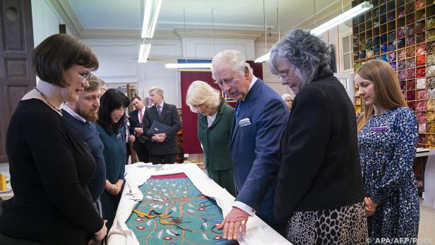 König Charles III. besichtigt den Sichtschutz