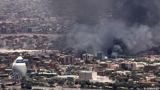 Rauch über Khartum in Folge der Kämpfe