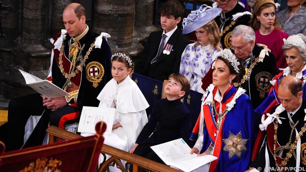 Charlotte und Louis saßen zwischen ihren Eltern