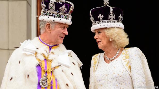 Zarte Blumenmuster am Kleid von Königin Camilla