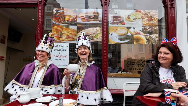 Zwei Frauen verkleidet als Königspaar bei Straßenfest in Windsor