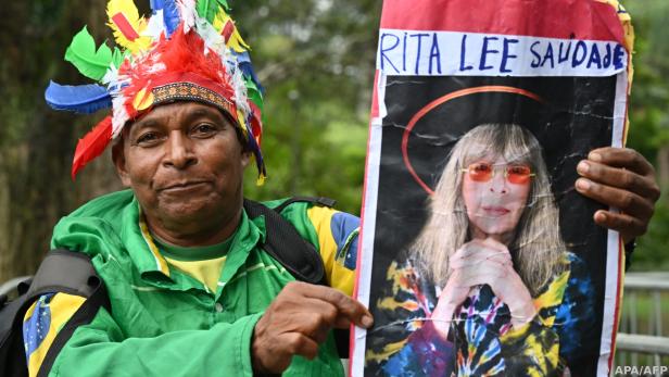 Ein Fan mit einem Foto von Rita Lee in der Schlange beim Totengedenken