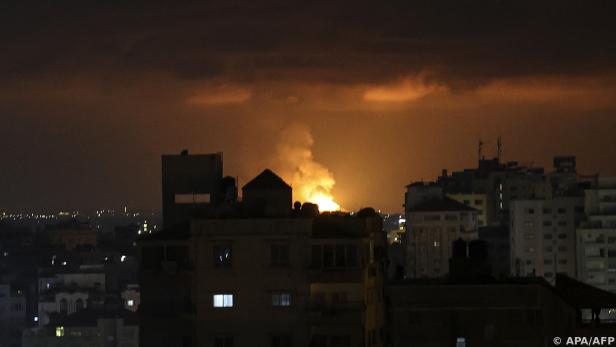 Feuer und Rauch über dem Gazastreifen nach einem israelischen Angriff