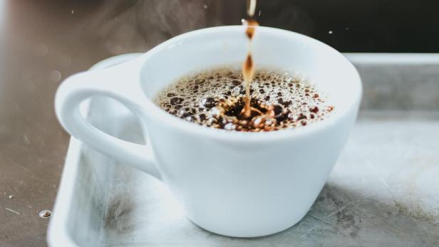 Salz im Kaffee? Wir testen, ob der TikTok-Trick funktioniert