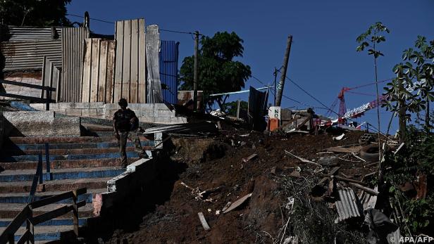 Ein Polizist überwacht den Abriss des Armenviertels "Talus 2"
