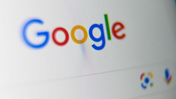 Screenshot von der Google-Startseite mit dem Logo in bunten Buchstaben