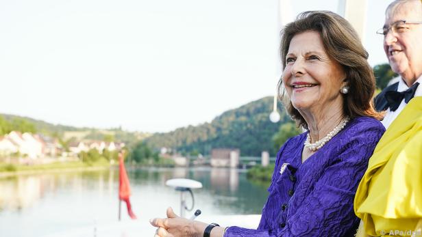 Königin Silvia von Schweden steht an Bord eines Schiffs der Weißen Flotte