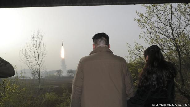 Kim Jong-un beobachtet Raketenstart (Archivbild)