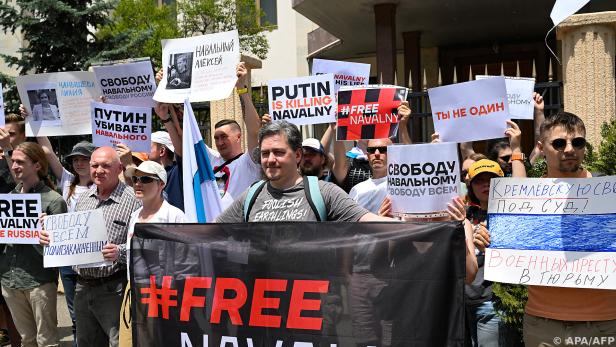 Menschen gehen für den Kremlkritiker auf die Straßen