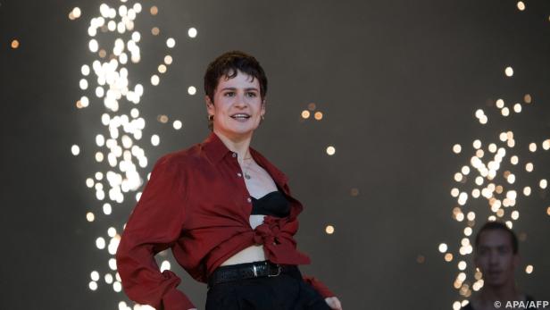 Christine and the Queens bei einem Festival in Frankreich