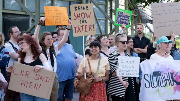 Eine kleine Protestgruppe formierte sich vor dem Konzert