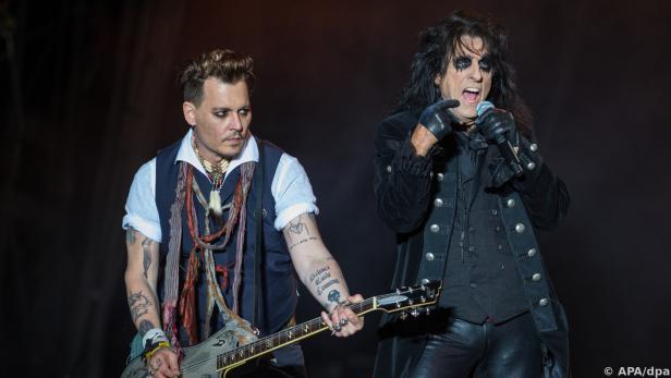 Johnny Depp (l., mit Alice Cooper) rockt auch als Musiker seine Fans