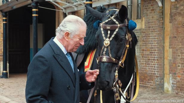 Charles besteigt zu seiner Feier erstmals als König das Pferd