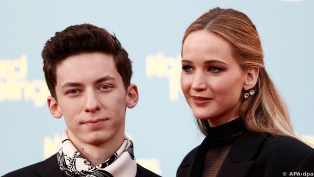 Lawrence mit Andrew Feldman bei der Premiere in Berlin