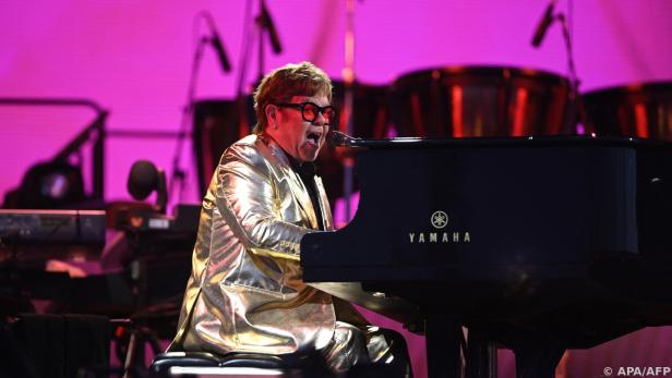 Elton John trug zur Feier des Tages einen goldenen Anzug