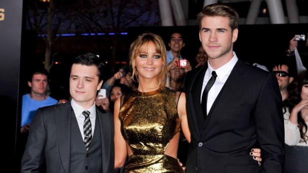 jennifer-lawrence-liam-hemsworth.jpg