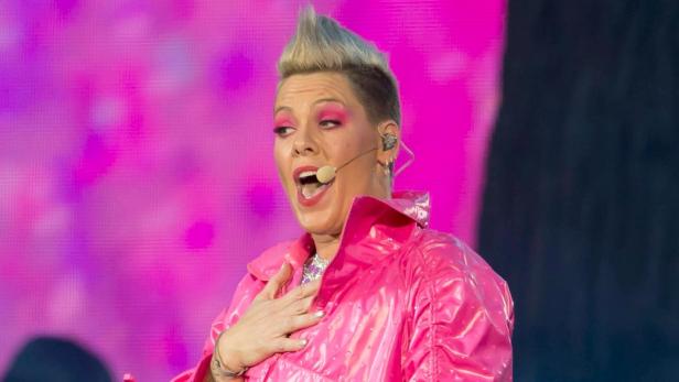 Bei einem Pink-Konzert in London warf ein Fan die vermeintliche Asche seiner Mutter auf die Bühne.