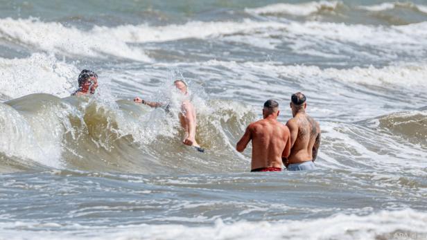 Menschen im Badeanzug sollen in Strandnähe bleiben