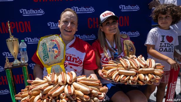 Joey Chestnut (l.) schaffte im Vorjahr bereits 63 Hot Dogs