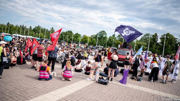 Rund 300 Menschen protestierten vor dem Olympiastadion in Berlin