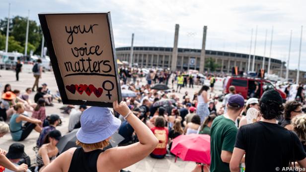 Rund 300 Demonstranten vor dem Berliner Olympiastadion