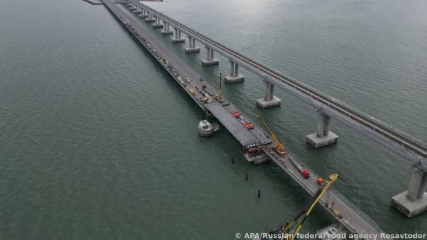 Reparaturarbeiten an der Kertsch-Brücke im November 2022