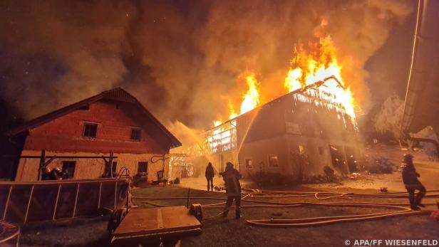 Zwei Feuerwehrleute ins Spital gebracht