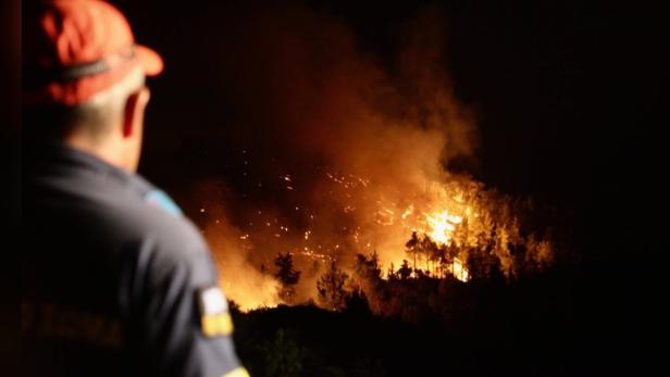 Waldbrände auf Rhodos und Korfu: Darauf sollten Urlauber:innen jetzt achten!