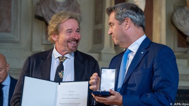 Ministerpräsident Markus Söder (CSU) überreicht Gottschalk den Orden