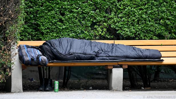 Obdachlose in Wien bekommen nach Messerattacken nun Trillerpfeifen