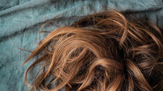 Haarausfall im Herbst: Wie lange dauert das und was kann man tun?