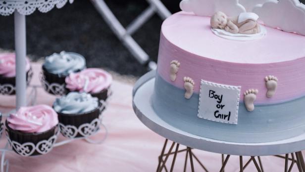 Rosa-blau gefärbte Torte mit der Aufschrift Boy or Girl