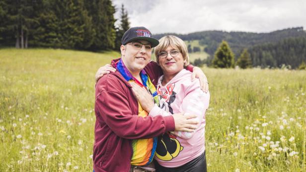 Alex und Tamara stehen vor einer grünen Wiese.