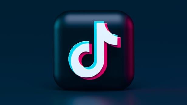 TikTok-Logo auf schwarzem Hintergrund