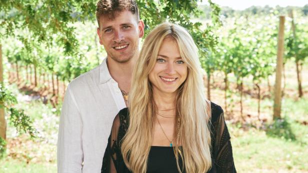 Mimi und Yannick stehen in einem Weingarten.