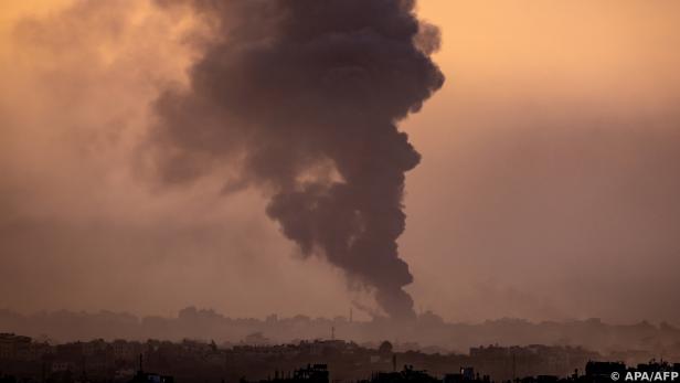 Dunkle Rauchwolken über dem Gazastreifen