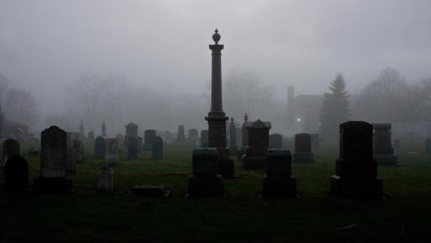 Ein Friedhof liegt im Nebel