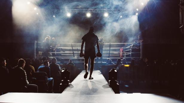 Ein Boxer betritt den Ring