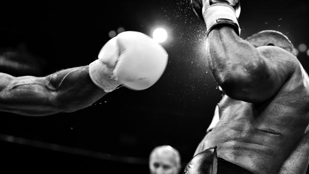 Zwei Boxer kämpfen