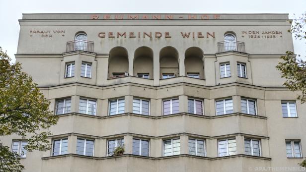 Gemeindebau in Wien mit grauer Fassade