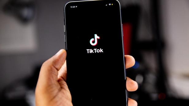Ein Telefon auf dem die App TikTok installiert ist