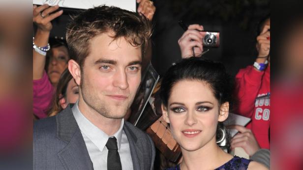 Kristen Stewart und Robert Pattinson posen am roten Teppich