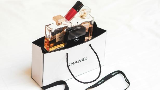 Eine Chanel-Tasche voller Beauty-Produkte.