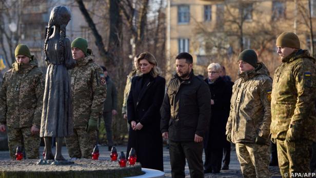 Präsident Wolodymyr Selenskyj mit Frau beim Holodomor-Museum in Kiew