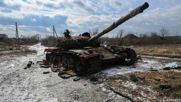Ein zerstörter russischer Panzer bei Charkiw (Archivbild)
