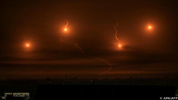 Israelische Leuchtraketen am über Khan Yunis im südlichen Gazastreifen