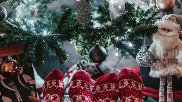 Socken unter dem Tannenbaum und weihnachtliche Stimmung