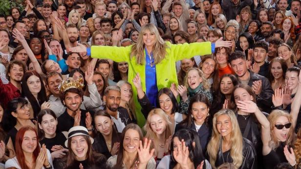 Topmodel Heidi Klum inmitten junger Topmodel-Anwärterinnen