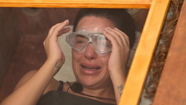 Leyla Lahouar mit einem verzerrten Gesicht und Sicherheitsbrillen 