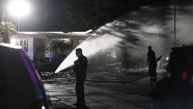 Feuerwehr bei Löscharbeiten an der Absturzstelle